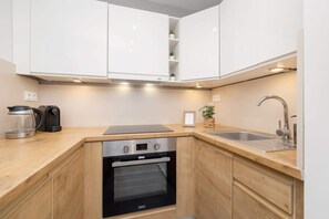 Fridge, oven, stovetop, dishwasher