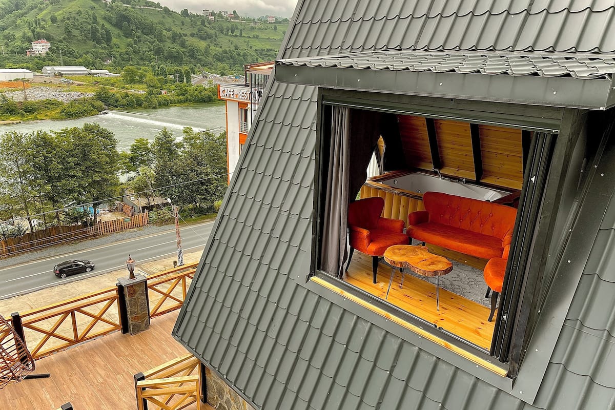 Deluxe-Bungalow, Meerblick | Wohnbereich | 45-Zoll-Smart-TV mit Satellitenempfang, Kamin, Smart Speakers