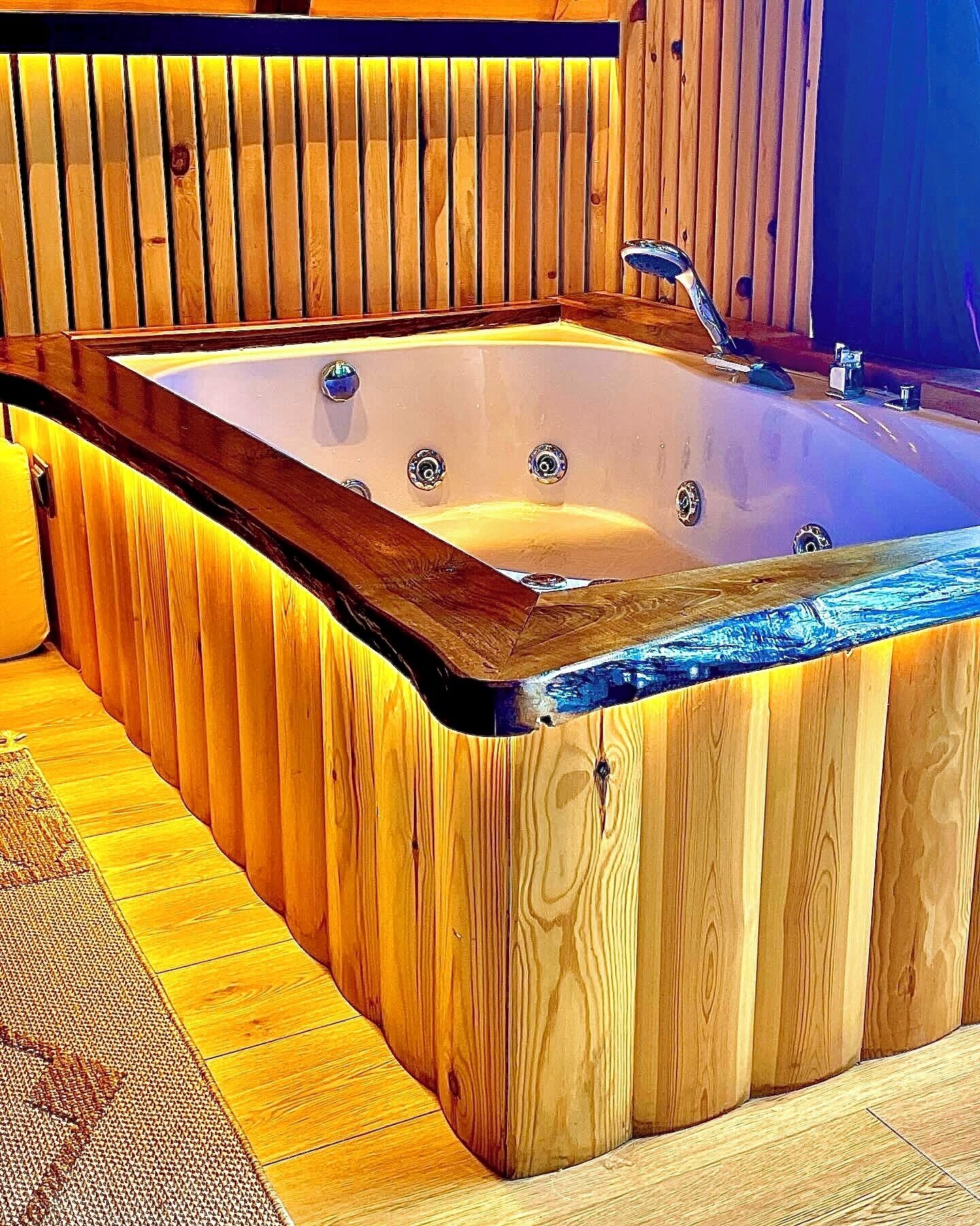 Eine Holz-Hot-Tub mit rechteckiger Form und flacher Kante.