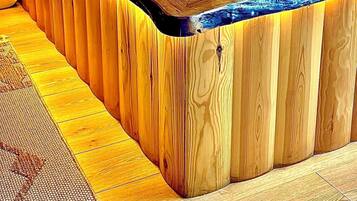 Eine Holz-Hot-Tub mit rechteckiger Form und flacher Kante.