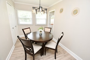 House | 3 bedrooms, Internet - 5 min Walk to Notre Dame Modern Home 517 (South Bend)