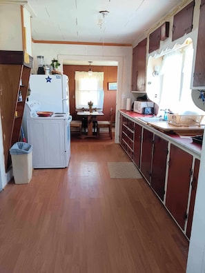 Micro-ondas, fogão, cooktop, cafeteira/chaleira