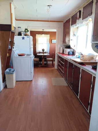 Microwave, oven, stovetop, coffee/tea maker. Farmhouse sleeps 2 -6 in the Allegheny National Forest outside Bradford Pa
