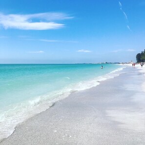 In Strandnähe, Liegestühle, Strandtücher