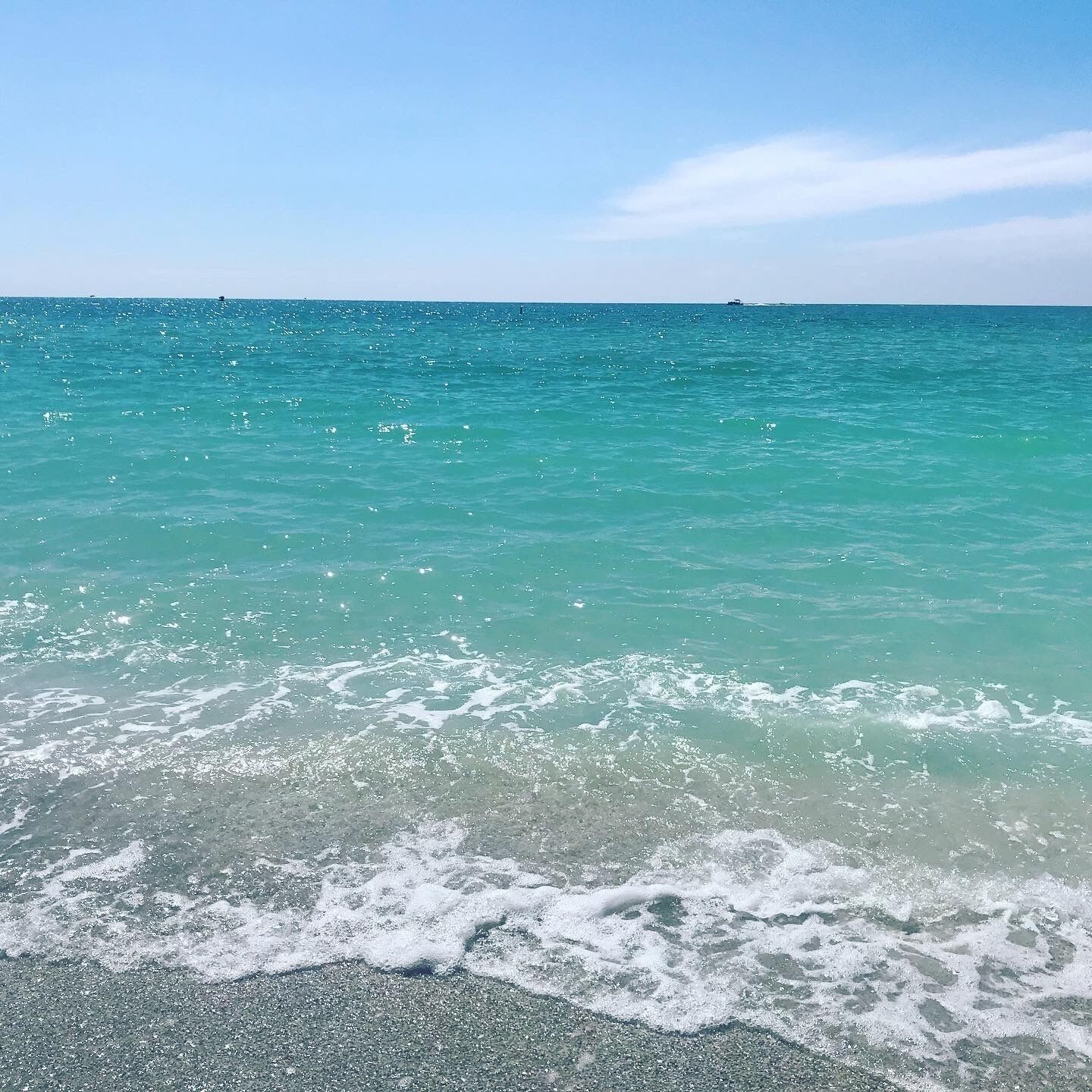 Beach nearby, sun-loungers, beach towels