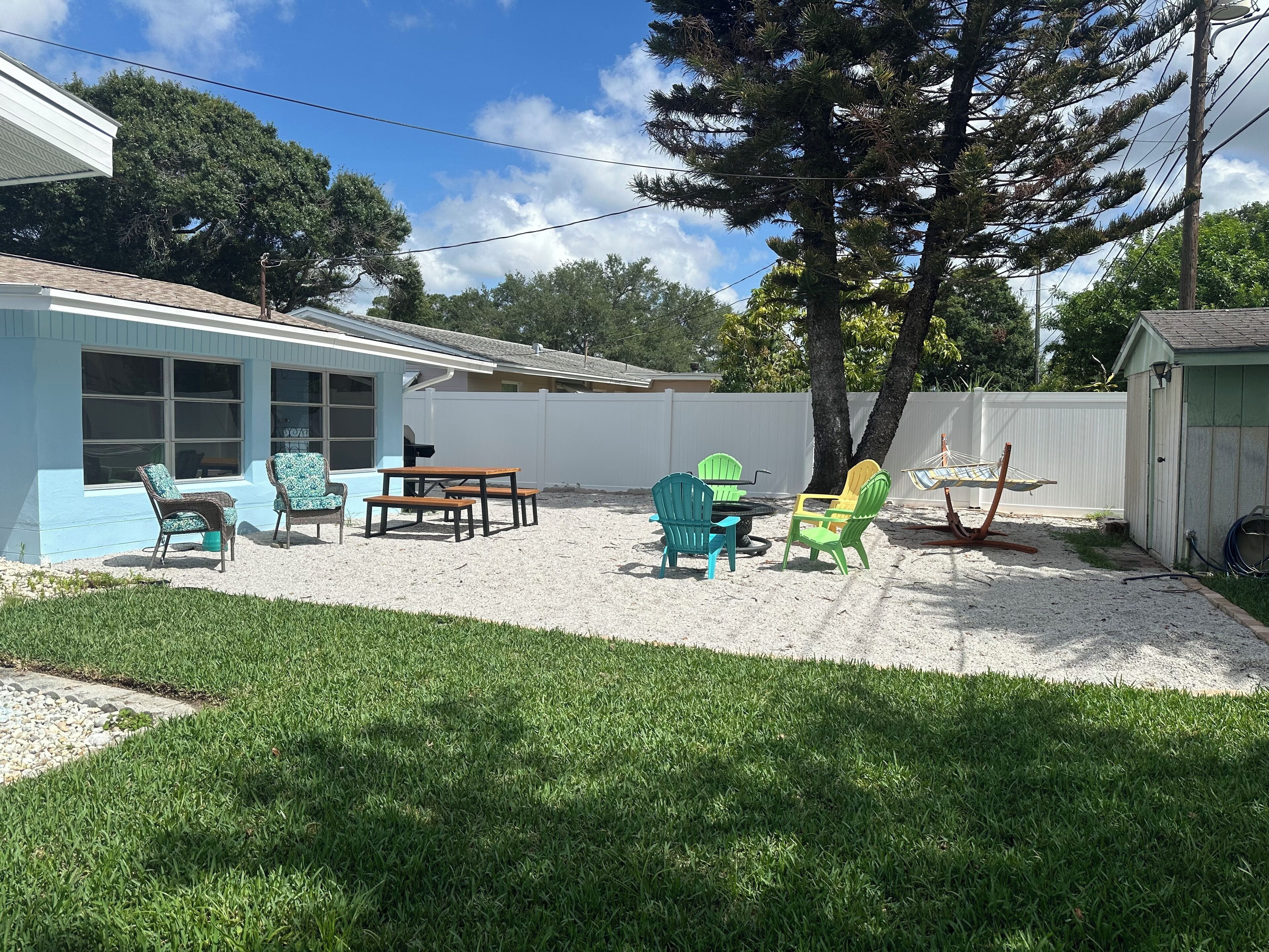 Feel’n beachy? Enjoy 3-bed 2 bath home 2 miles from sugar sand beaches,WiFi, AC