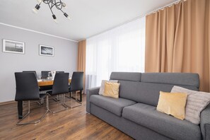 Living room - 3 Bedroom Apartment Kraków by Renters (Kraków)