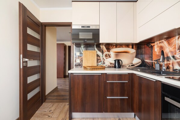 Microwave, dishwasher, cookware/dishes/utensils - 3 Bedroom Apartment Kraków by Renters (Kraków)