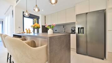 Villa (Five Bedroom Villa with Private Pool) | Dapur peribadi | Peti sejuk