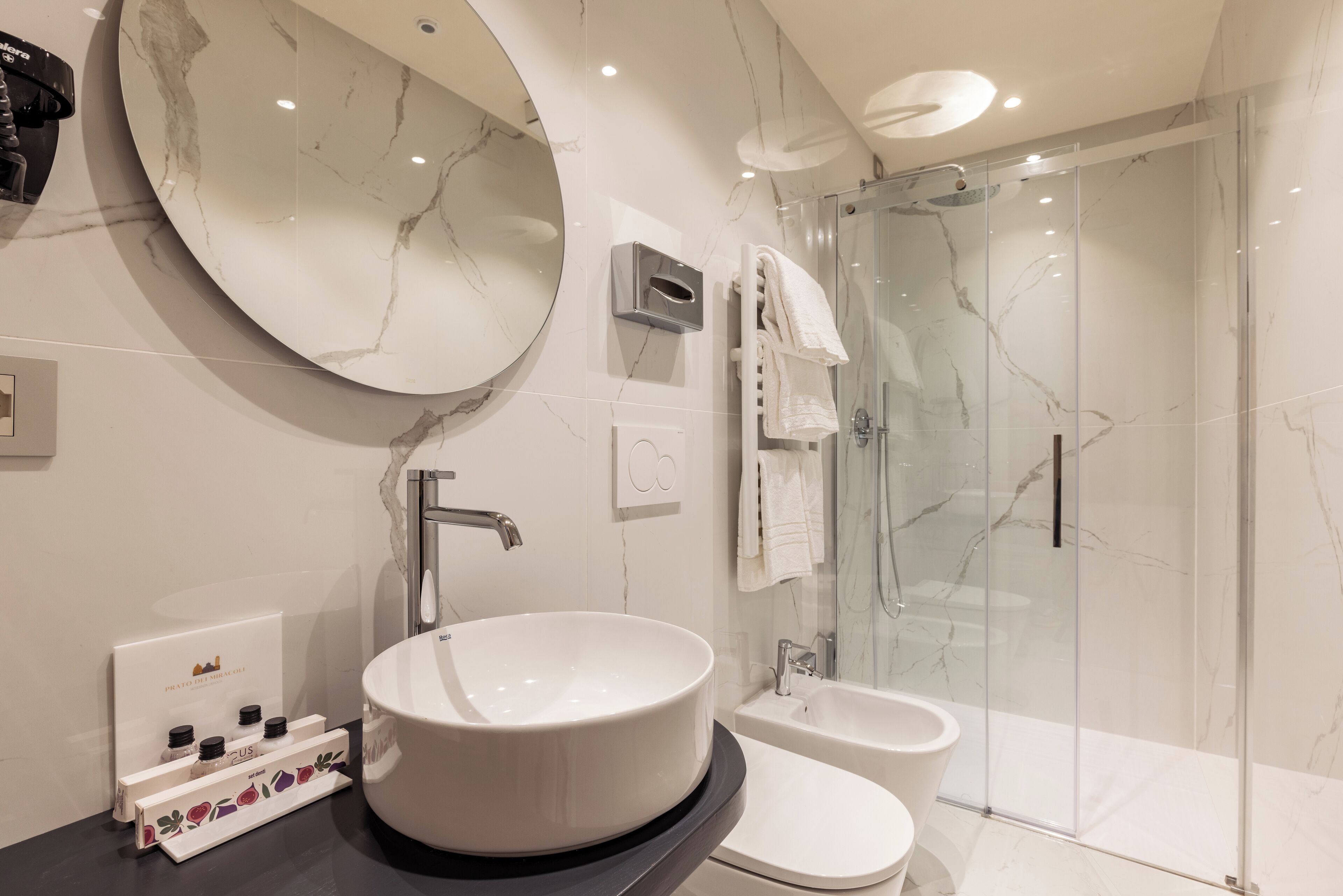 Habitación doble Deluxe, vista al patio | Baño | Regadera, secadora de cabello, toallas, jabón 