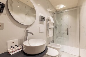 Habitación doble Deluxe, vista al patio | Baño | Regadera, secadora de cabello, toallas, jabón 