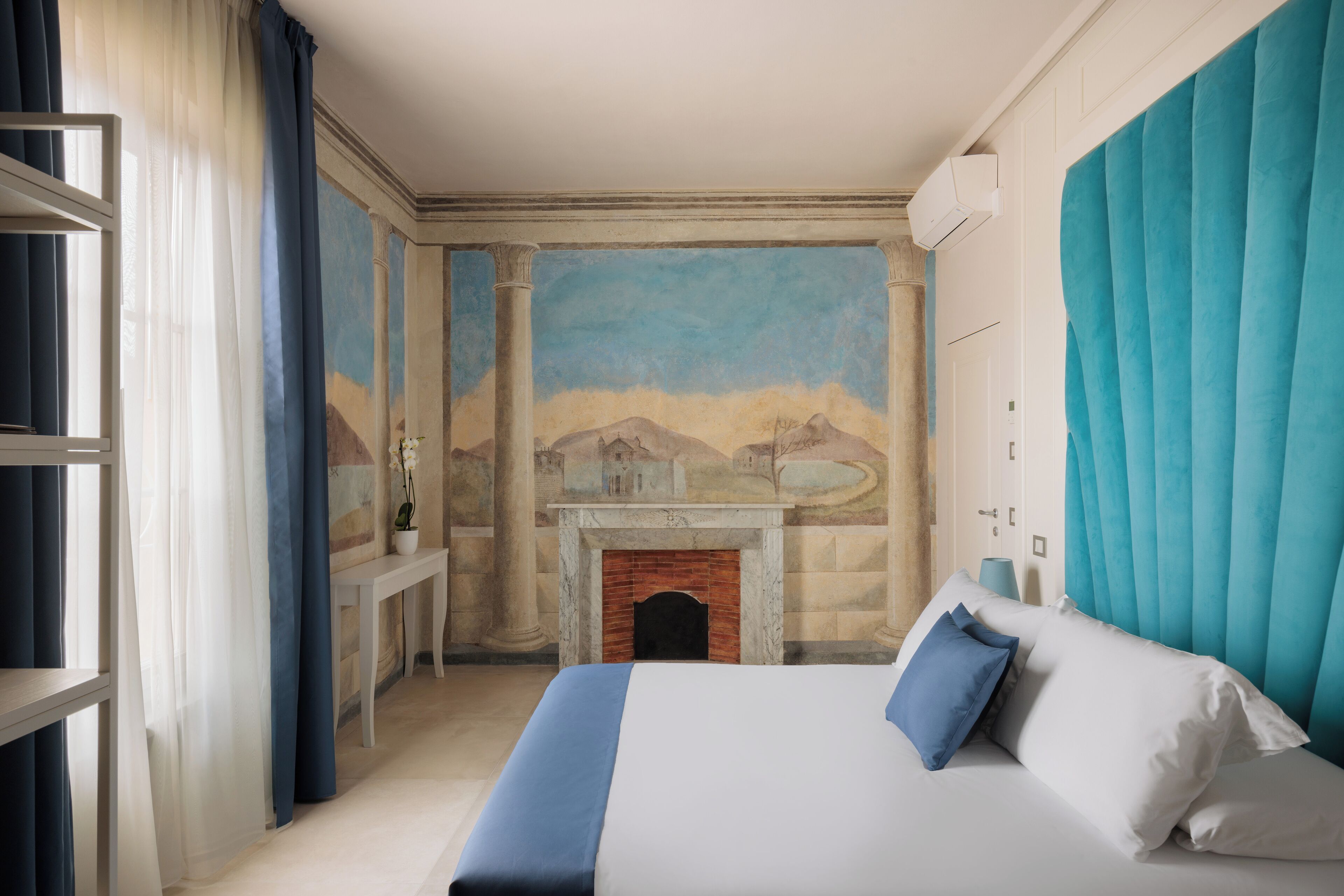 Deluxe-Doppelzimmer, Blick auf den Innenhof | Minibar, Zimmersafe, Schreibtisch, laptopgeeigneter Arbeitsplatz