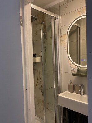 Shower, towels, soap, shampoo - Bright Studio with Private Patio in Central London (London)