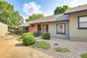 Apartment (2 Bedrooms) | Interior - Bella Vista Townhome w/ Deck Near Back 40 Trail! (Bella Vista)