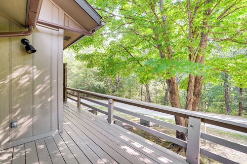 Bella Vista Townhome w/ Deck Near Back 40 Trail!