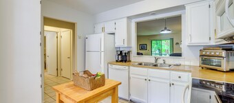 Bella Vista Townhome w/ Deck Near Back 40 Trail!