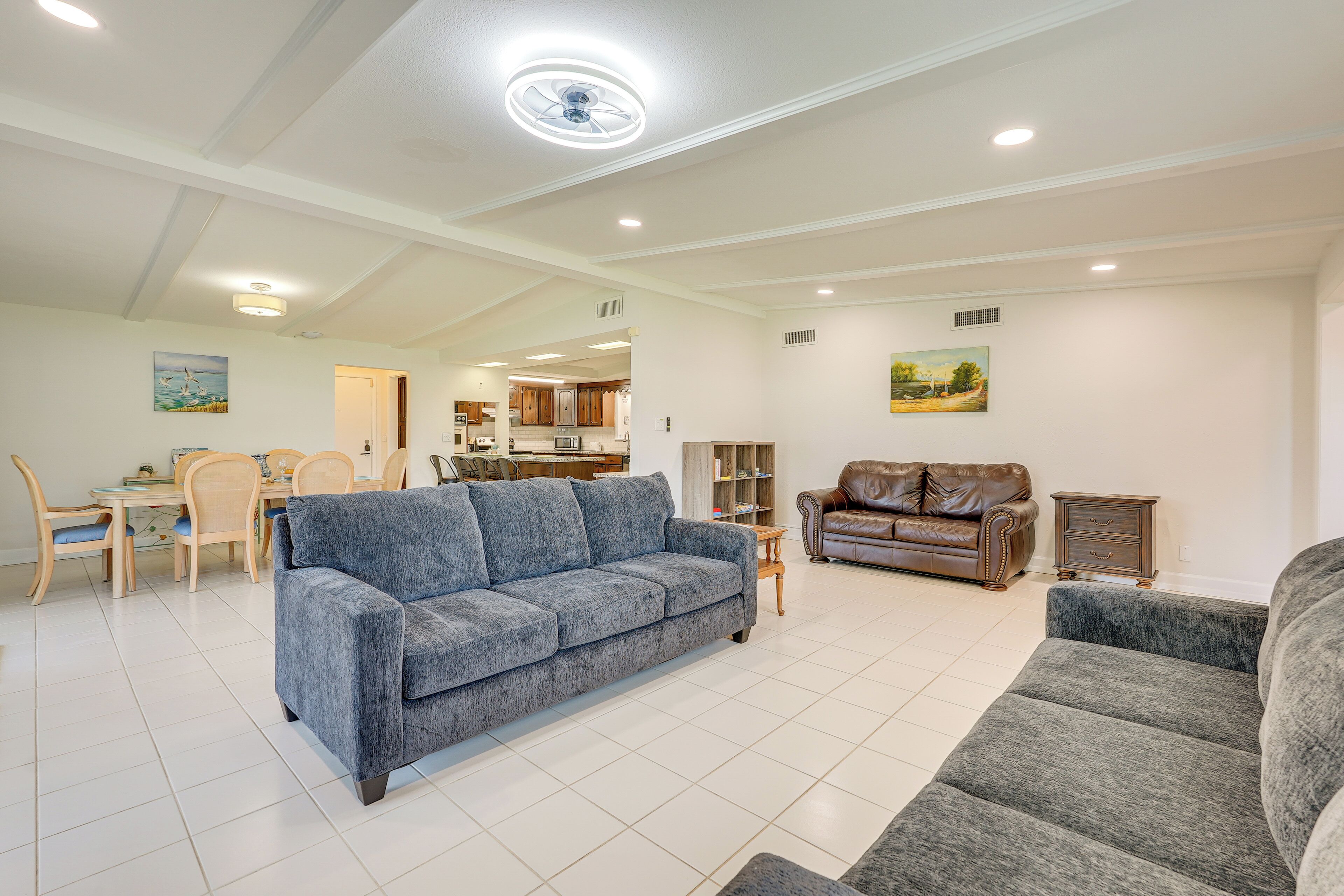 House (5 Bedrooms) | Interior