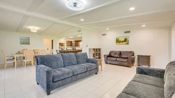 House (5 Bedrooms) | Interior
