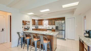 House (5 Bedrooms) | Interior