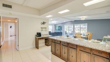 House (5 Bedrooms) | Interior