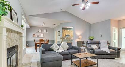 Deck & Greenbelt Access: Lovely Austin Home