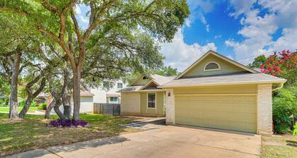 Deck & Greenbelt Access: Lovely Austin Home