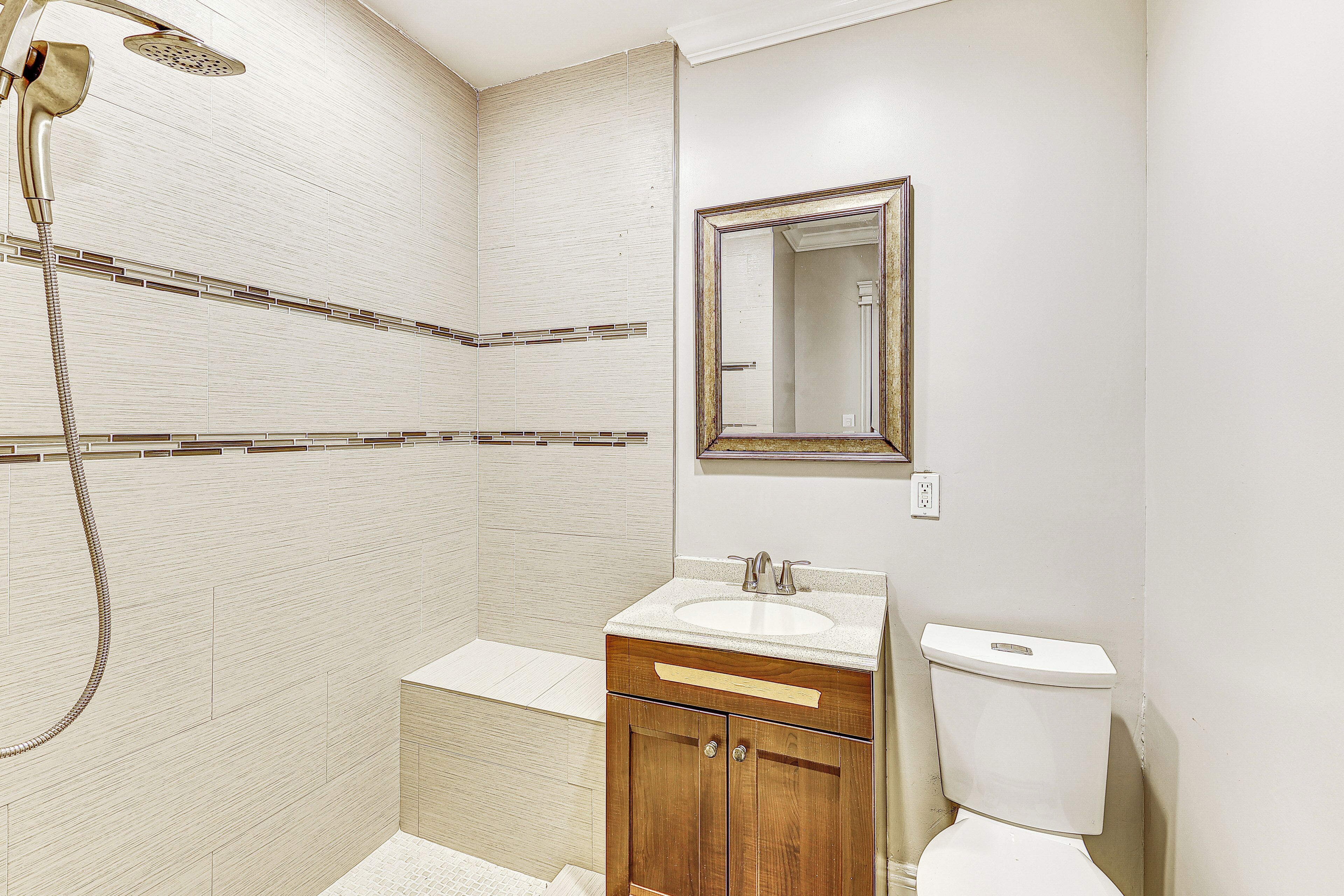 Une salle de bain avec une douche, un lavabo et des toilettes.