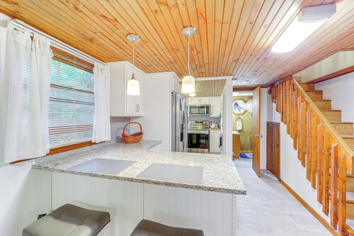 6 Mi to Grandfather Mtn: Peaceful Getaway w/ Grill