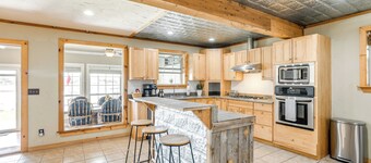 Sweetwater Lake House w/ Covered Patio!