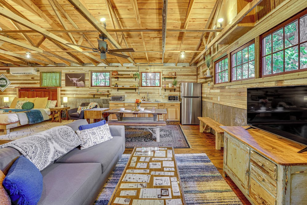 Unique Eureka Springs Cabin: Deck & Forest Views! - Beaver, AR