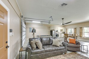 House (1 Bedroom) | Interior - Quiet Lake Gladewater Getaway w/ Dock & Kayaks! (Gladewater)