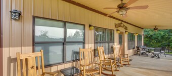 Quiet Lake Gladewater Getaway w/ Dock & Kayaks!