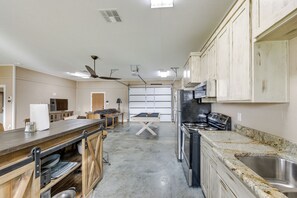 House (1 Bedroom) | Interior - Quiet Lake Gladewater Getaway w/ Dock & Kayaks! (Gladewater)