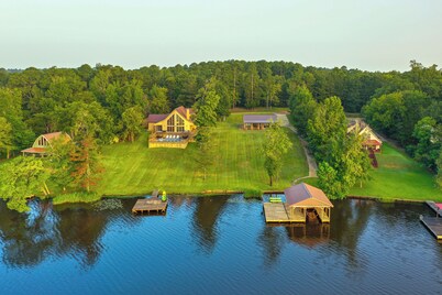 Quiet Lake Gladewater Getaway w/ Dock & Kayaks!