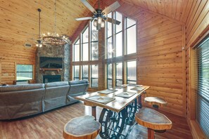 House (3 Bedrooms) | Interior - Lakefront Gladewater Retreat w/ Dock + Hot Tub! (Gladewater)