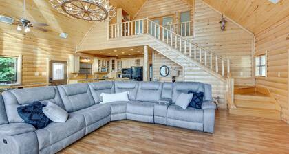 Lakefront Gladewater Retreat w/ Dock + Hot Tub!