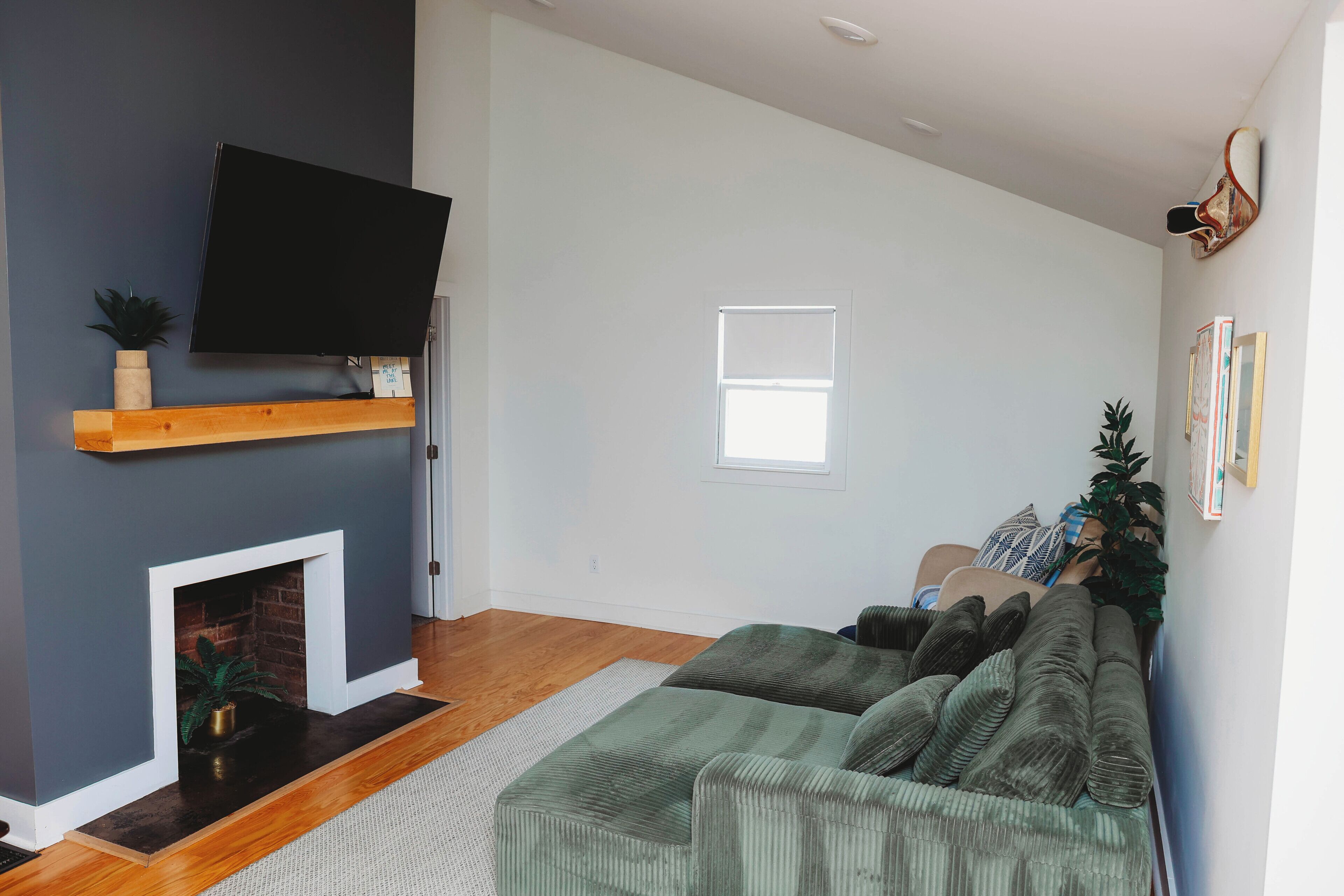 Smart TV, books, offices