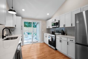 Fridge, microwave, oven, stovetop - Cruise Buckeye Lake in a 6-Seater Golf Cart & Unwind by the Fire Pit (Buckeye Lake)