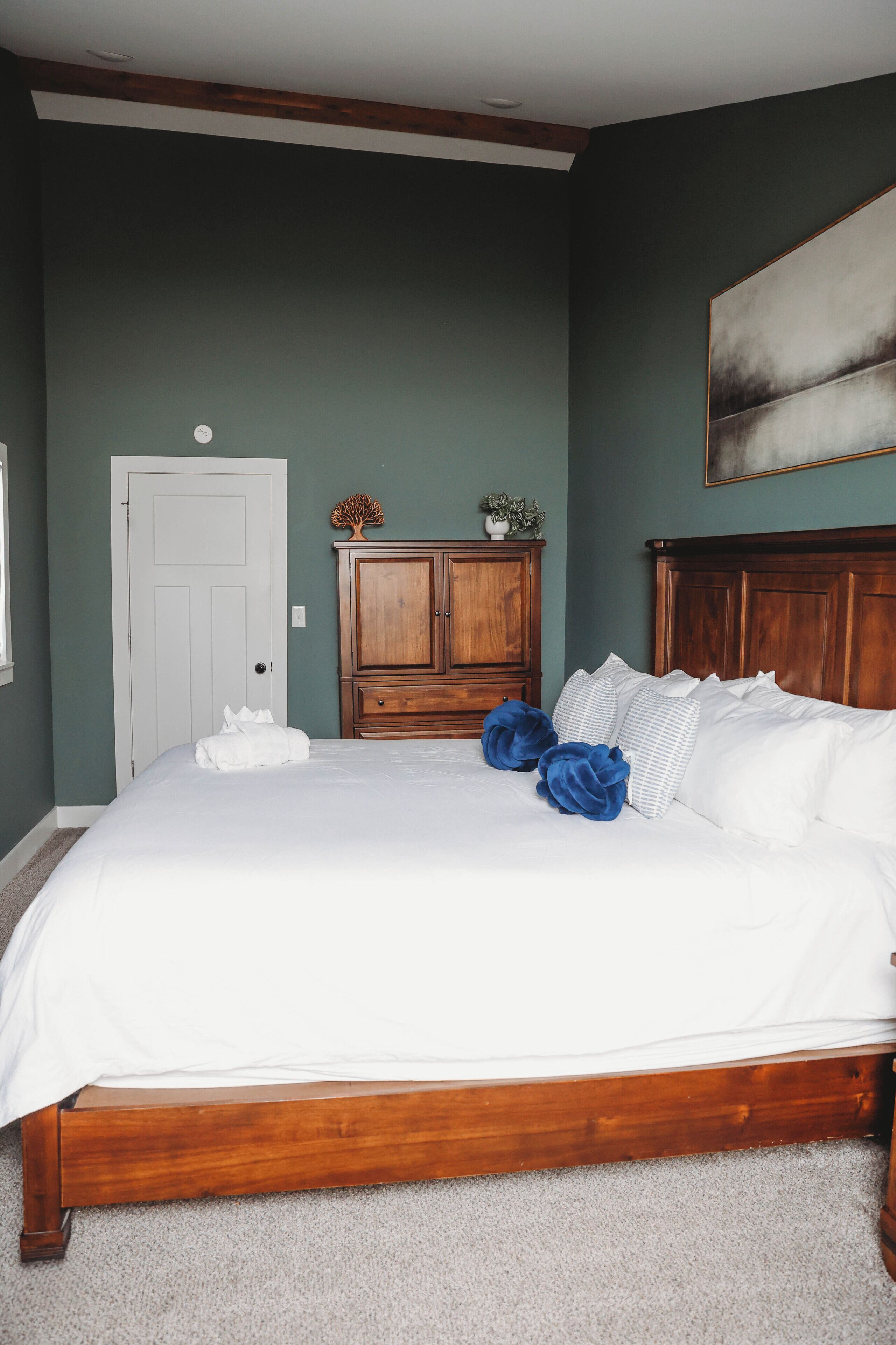 4 bedrooms, desk, travel crib, WiFi (free)