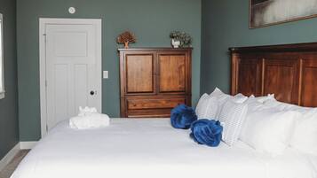 4 bedrooms, desk, travel crib, WiFi (free)