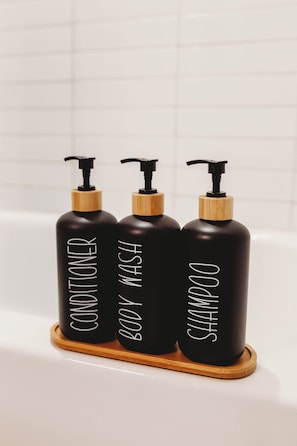Sèche-cheveux, serviettes fournies, savon, shampoing