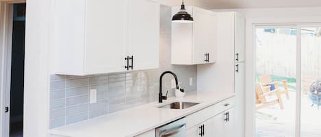 Réfrigérateur, four à micro-ondes, un four, surface de cuisson