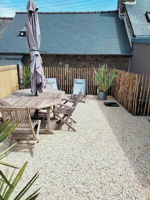 Outdoor dining - Maison de Ville Avec Jardin Privatif (Plancoët)