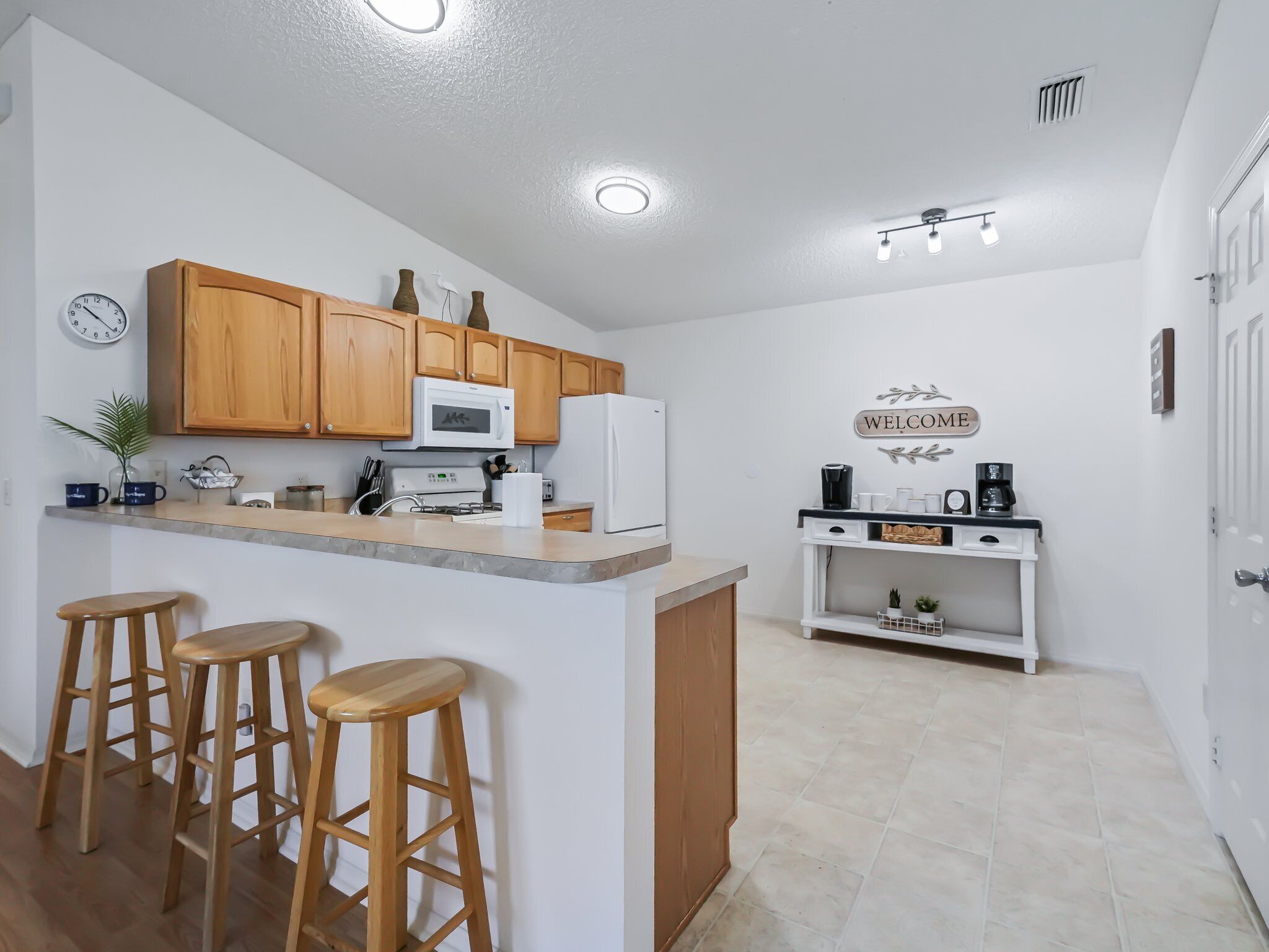 冷蔵庫、電子レンジ、オーブン、コンロ