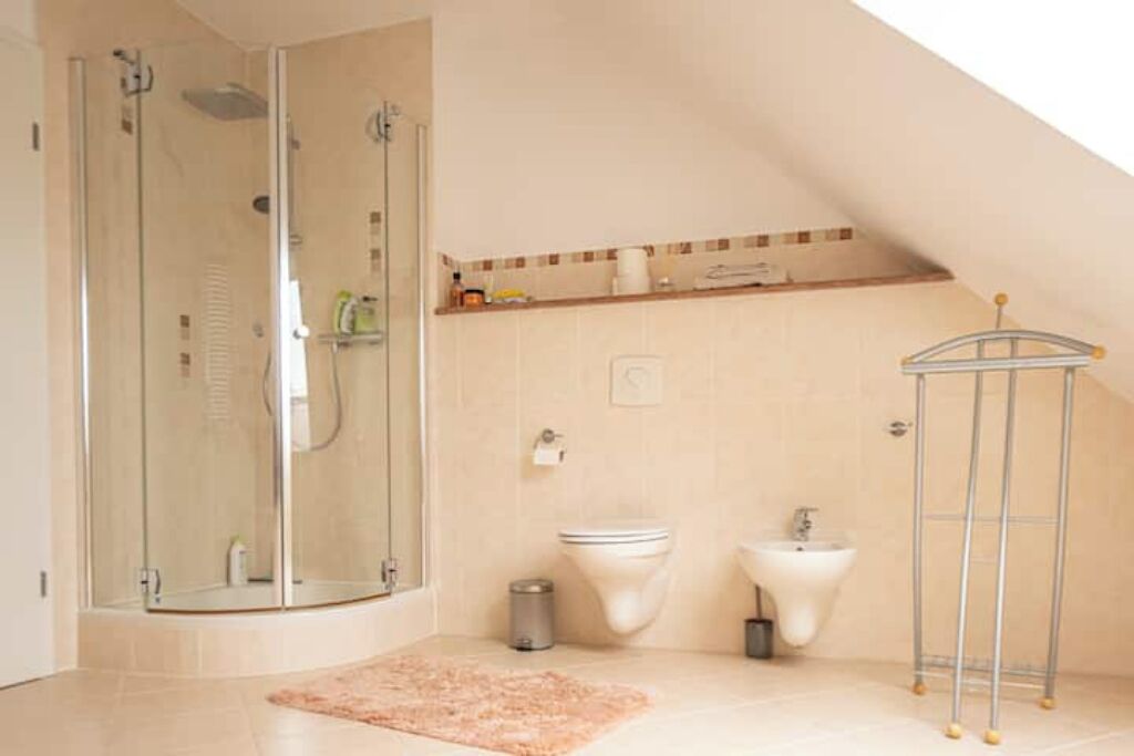 Kostenlose Toilettenartikel, Handtücher, Shampoo, Toilettenpapier