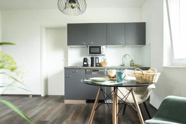 Een koelkast, een magnetron, een kookplaat, een vaatwasser