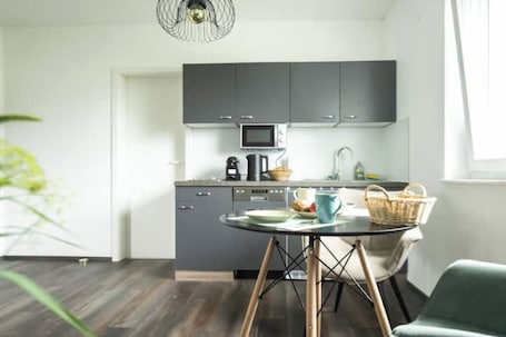 Microwave, stovetop, dishwasher, coffee/tea maker. Ferienwohnung Brenztal