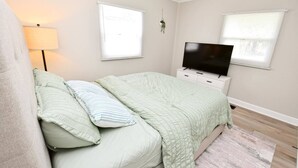 A bedroom with a bed, a TV, and a lamp. - 5 min walk to Notre Dame! Modern home (517) (South Bend)