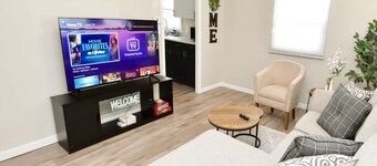 5 min walk to Notre Dame! Modern home (517)