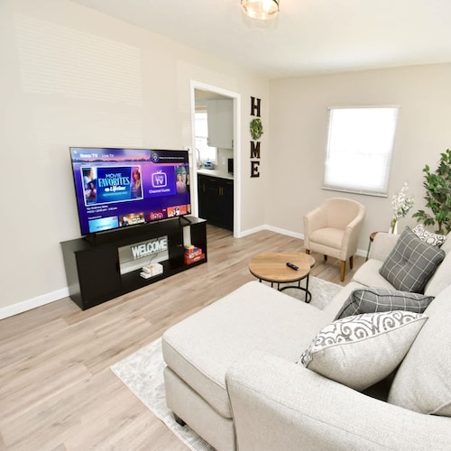 5 min walk to Notre Dame! Modern home (517)